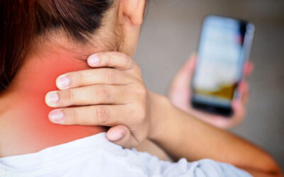 Dolor de cuello por el móvil: Descubre qué es la tecno-cervicalgia