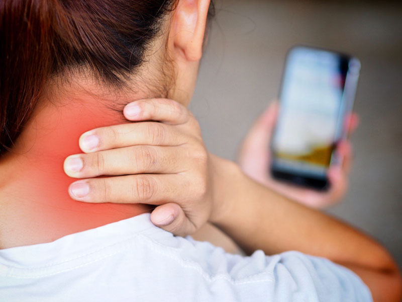Dolor de cuello por el móvil: Descubre qué es la tecno-cervicalgia